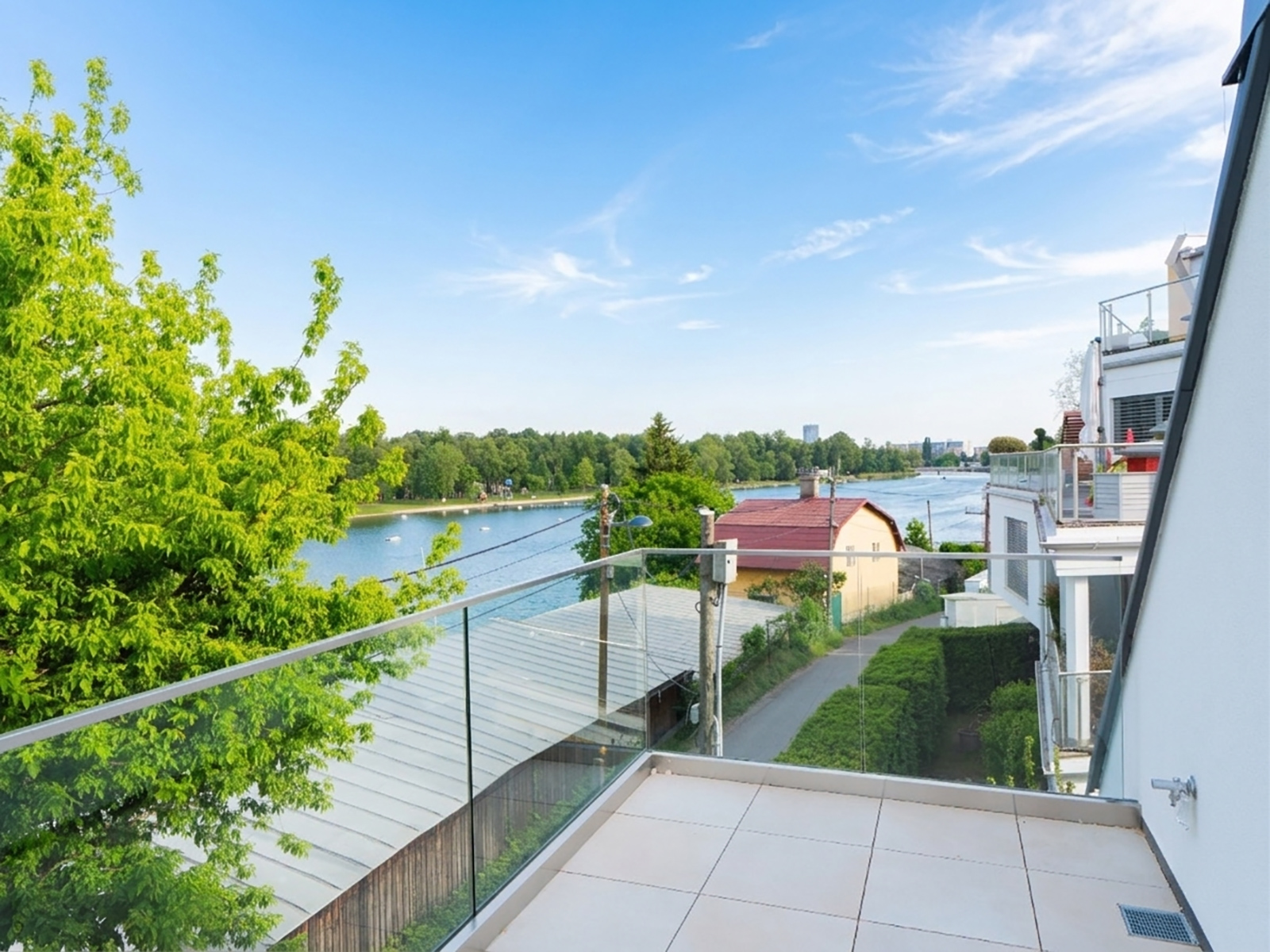 Ausblick auf das Seeufer vom Balkon eines schönen Hauses aus | Credit: Glorit Bausysteme