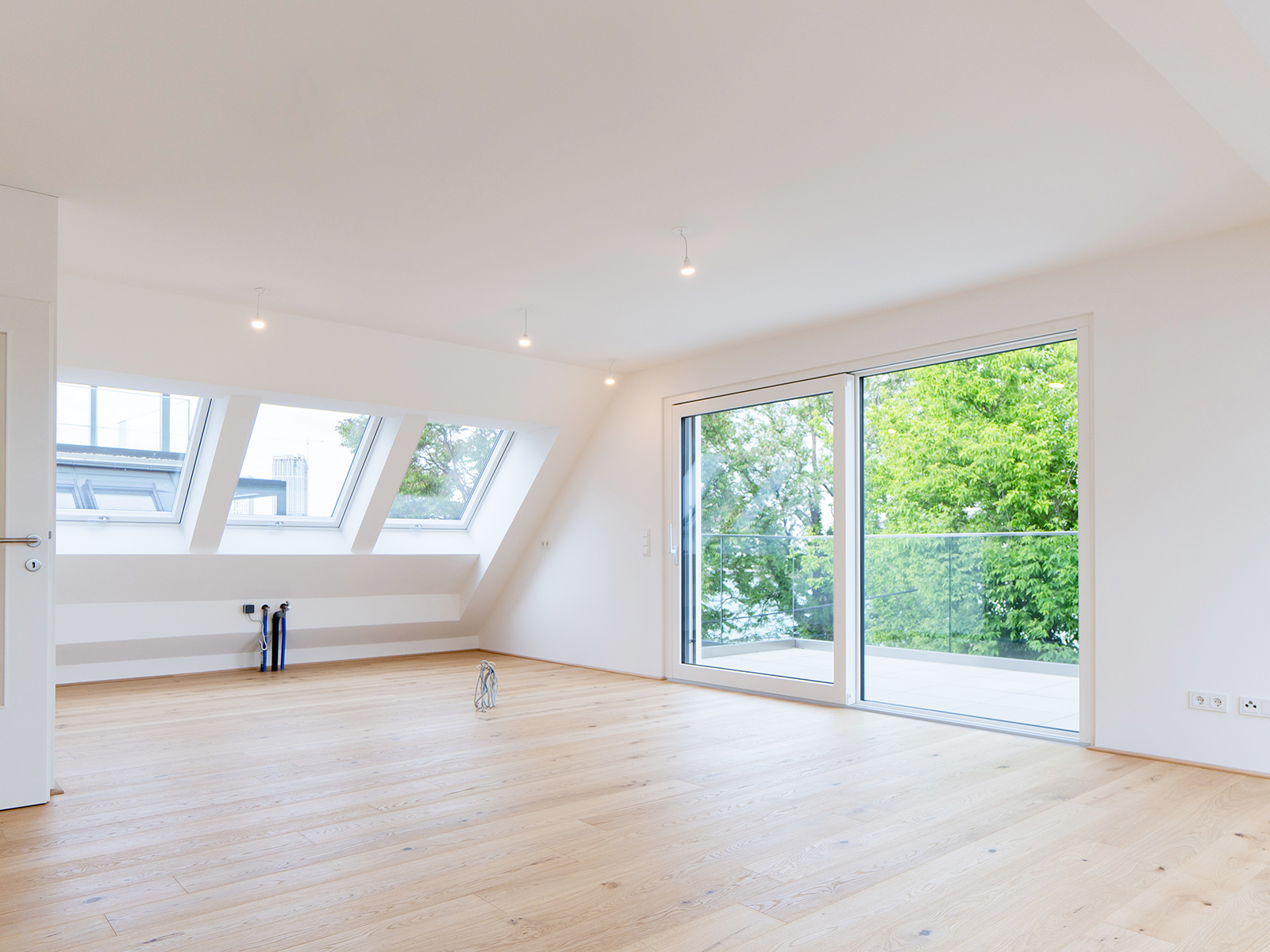 Unmöblierter moderner Wohnraum von innen | Credit: Glorit Bausysteme