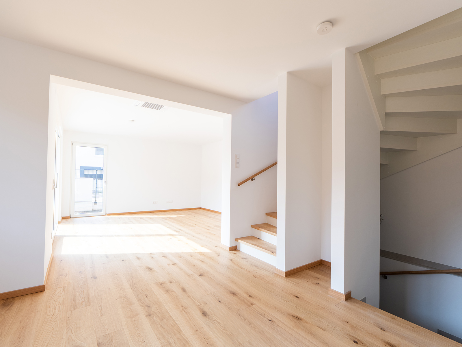 Unmöblierter heller Wohnraum | Credit: Glorit Bausysteme