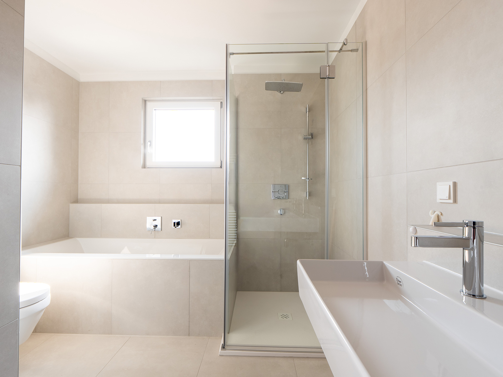 Helles Badezimmer | Credit: Glorit Bausysteme