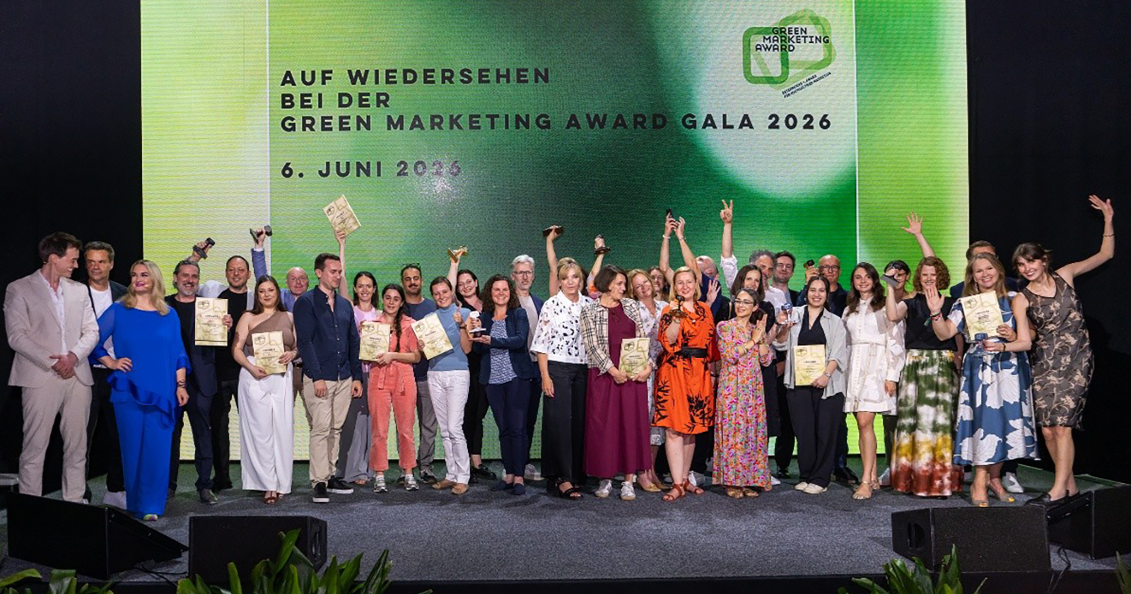 Preisträgerinnen und Preisträger gemeinsam auf der Bühne | Credit: Bea Hasler