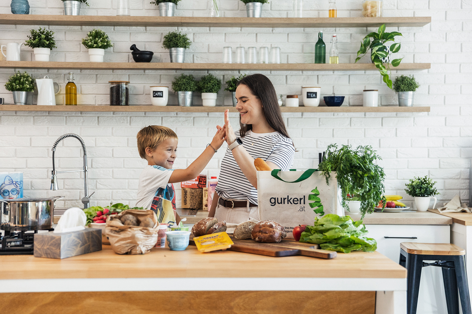 Junge Mutter mit ihrem Sohn in der Küche | Credit: Gurkerl.at