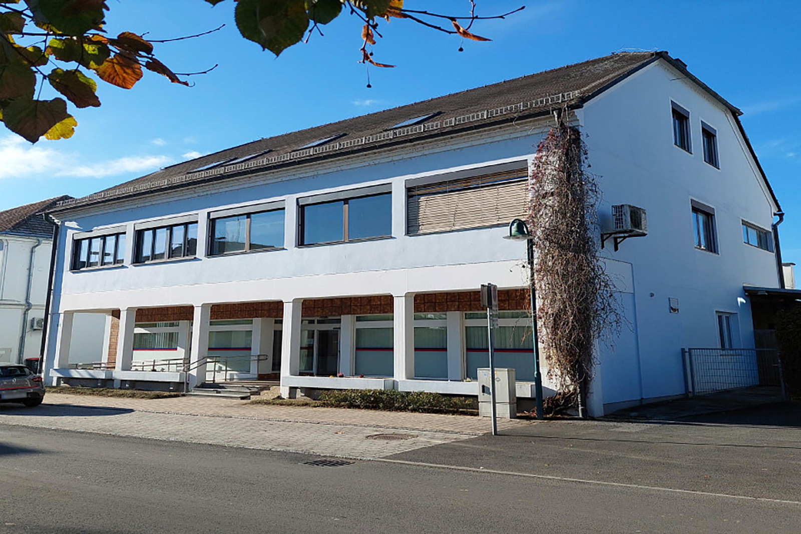 Großes Haus mit weißer Fassade | Credit: REMAX