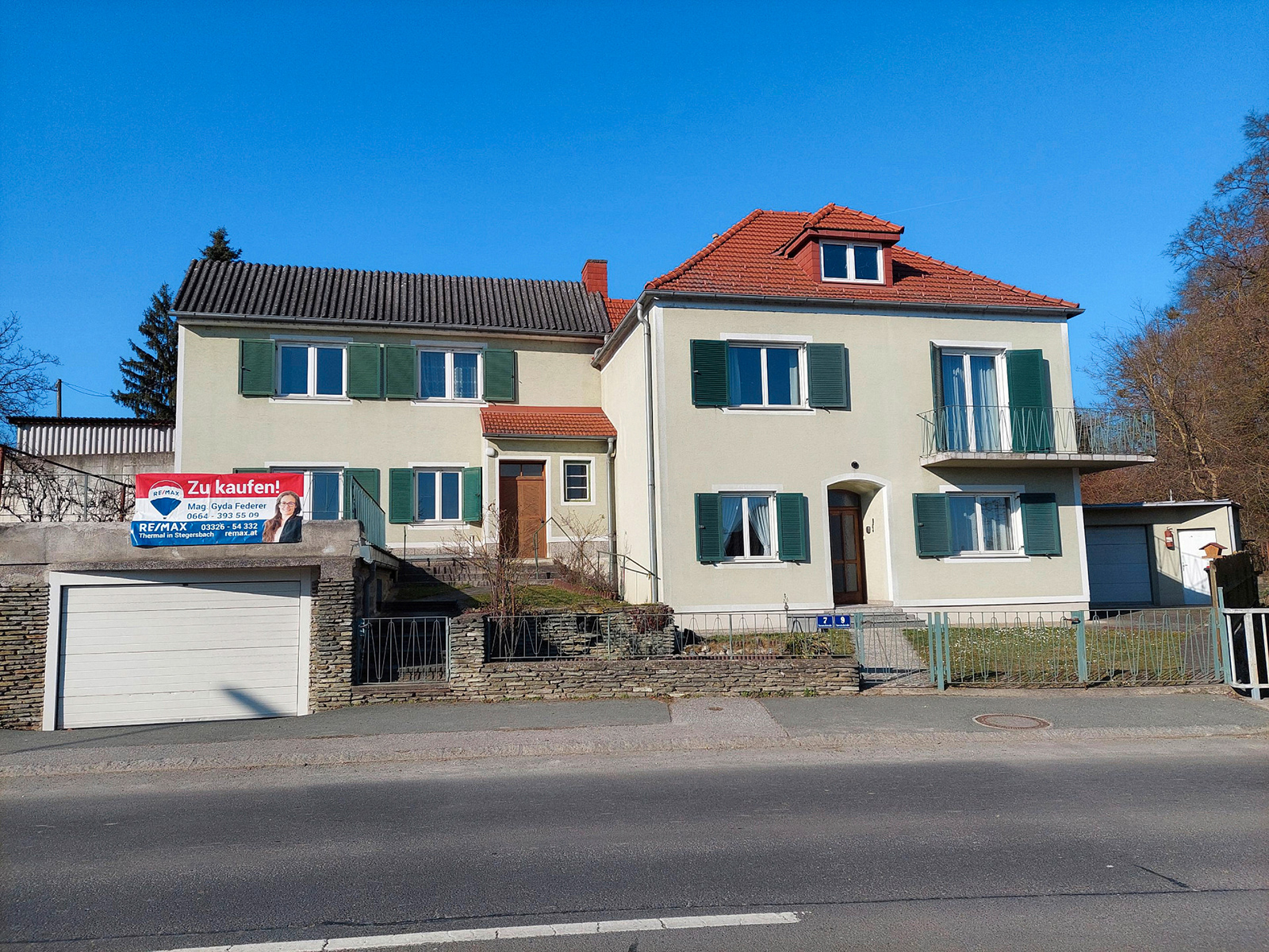 Haus mit heller Fassade | Credit: REMAX