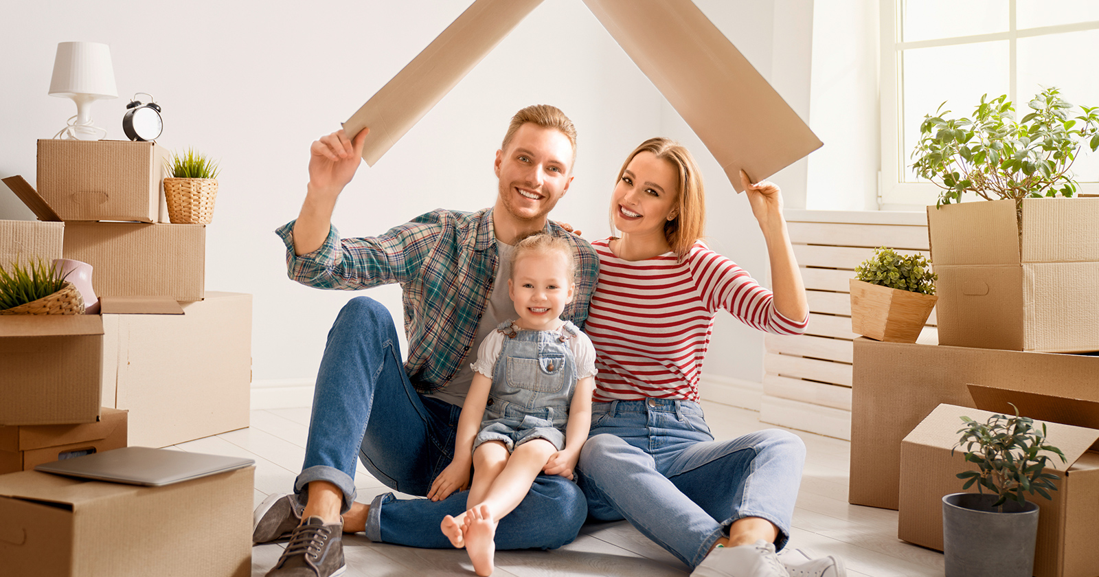 Junges Elternpaar mit kleiner Tochter | Credit: iStock.com/:Choreograph (Konstantin Yuganov)