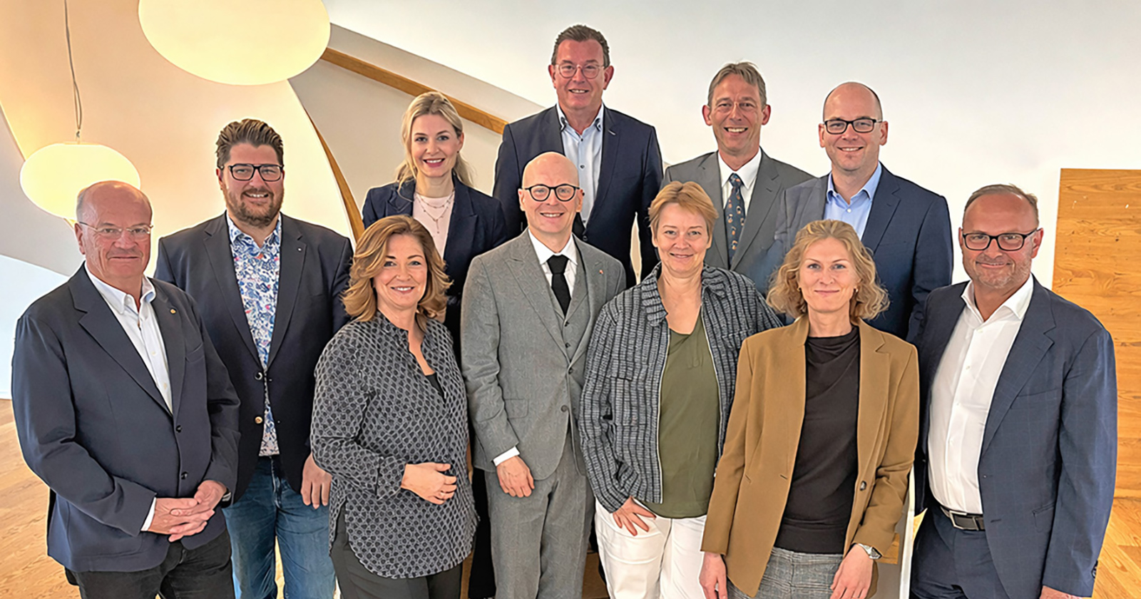 Teilnehmende Frauen und Männer eines Symposiums | Credit: Hilfswerk Salzburg