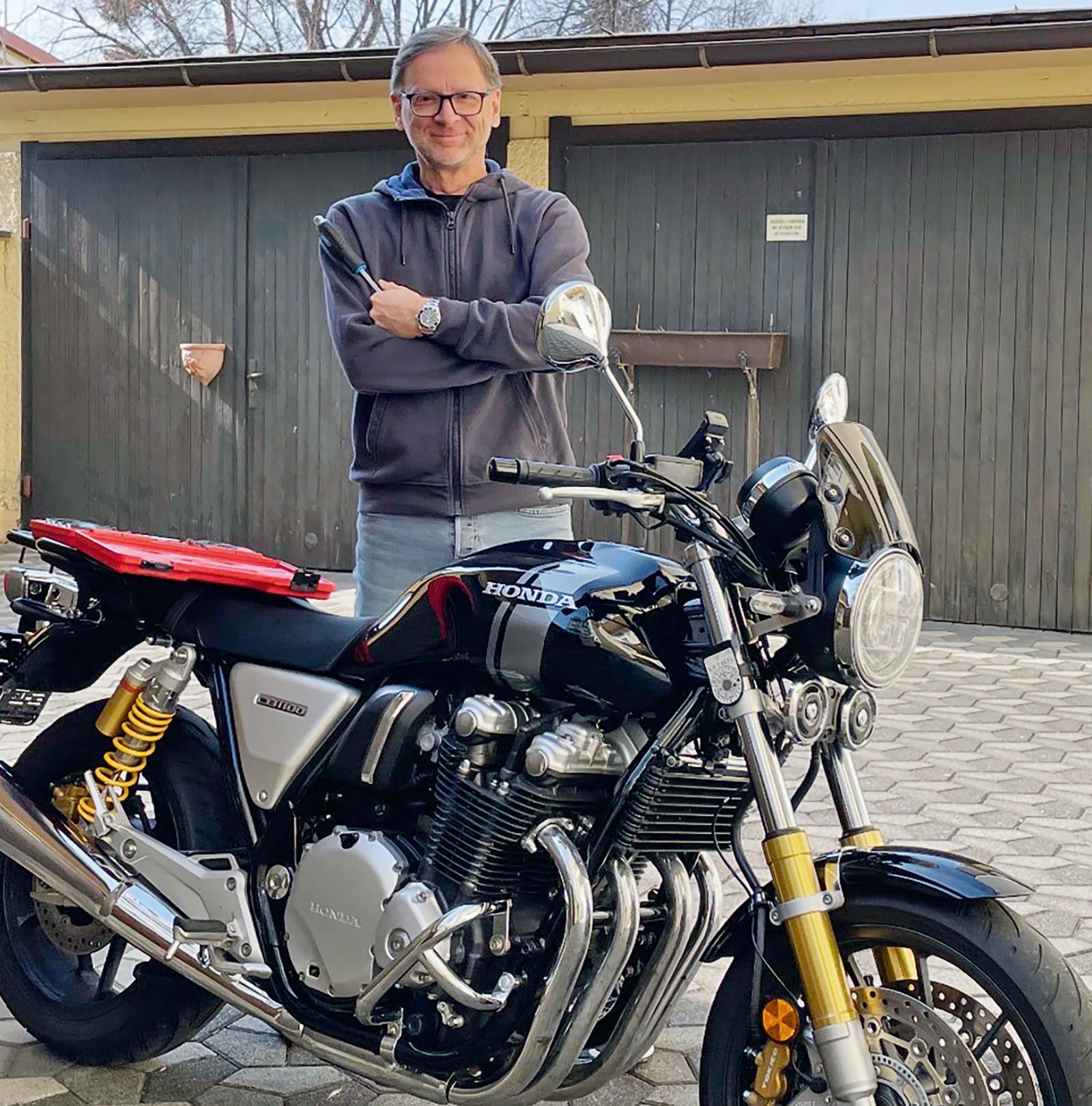 Gerhard Vollmann mit seinem Motorrad | Credit: Christa Strobl