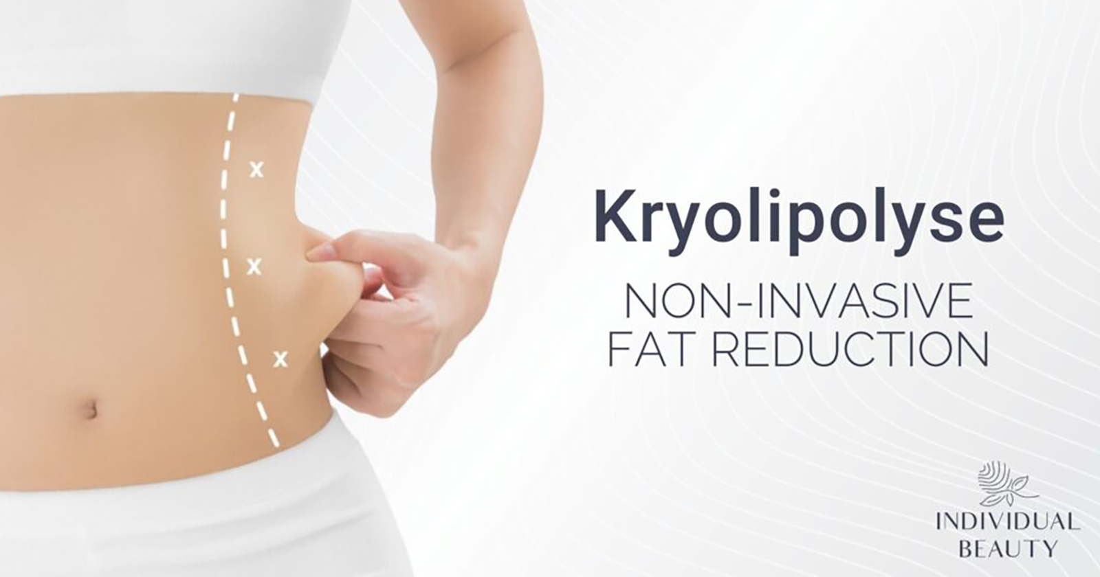 Frau kneift ihre leichten Fettpölsterchen zwischen ihren Fingern | Credit: Individual Beauty