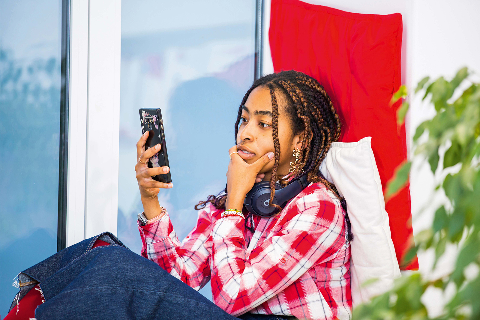 Junges Mädchen mit ihrem Smartphone in der Hand | Credit: Jugend am Werk Steiermark/Koco