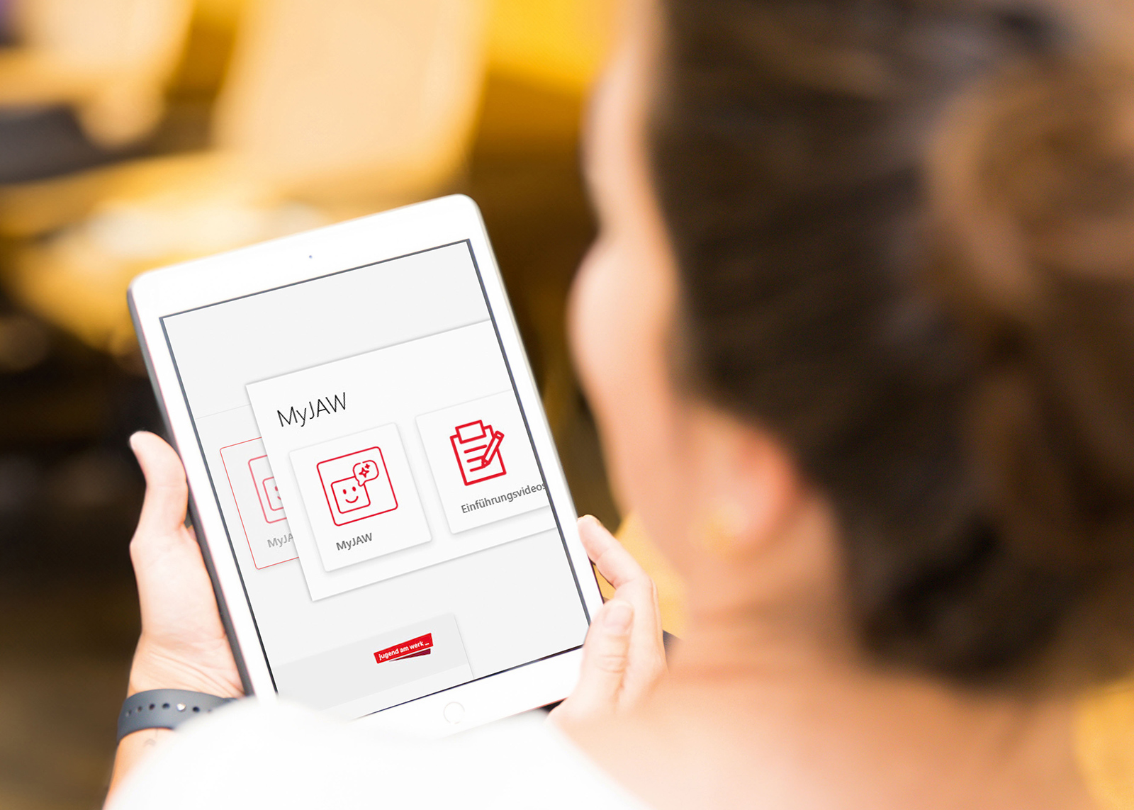 Junge Frau mit Tablet in der Hand | Credit: Jugend am Werk Steiermark/Koco