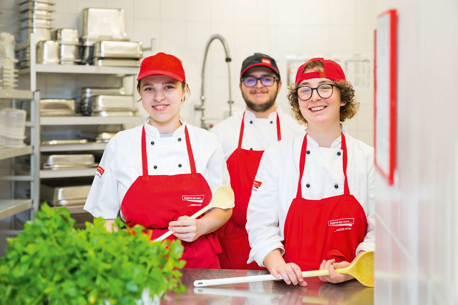 Mitarbeitende in einem Café | Credit: Jugend am Werk Steiermark/Koco