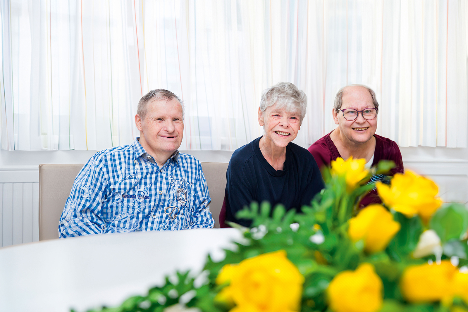 Eine Seniorin und zwei Senioren in einer geselligen Runde | Credit: Jugend am Werk Steiermark/Koco