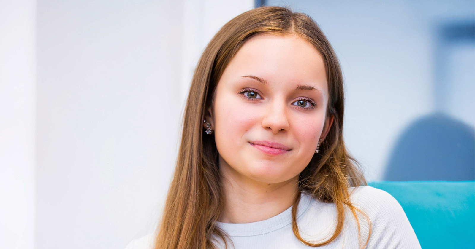 Junge Frau mit langen Haaren | Credit: Jugend am Werk Steiermark/Koco