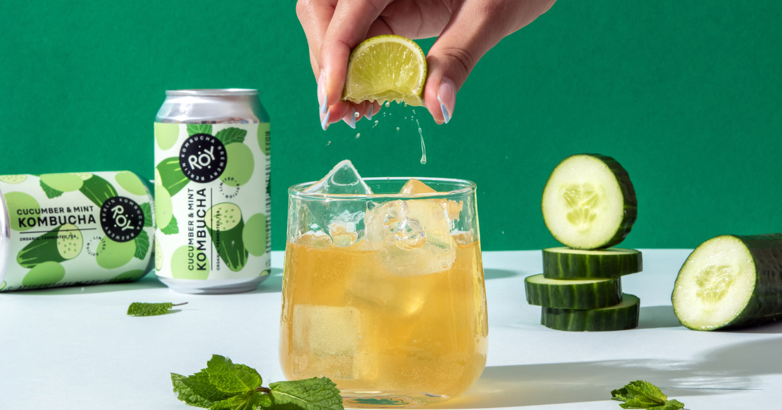 Glas mit Kombucha auf Gurkenbasis mit einem Schuss Limette | Credit: premium-drinks &amp; more