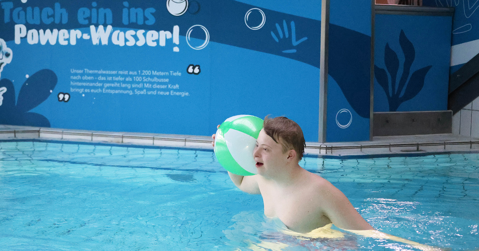 Junge mit Down-Syndrom beim Ballspielen im Pool | Credit: LTR