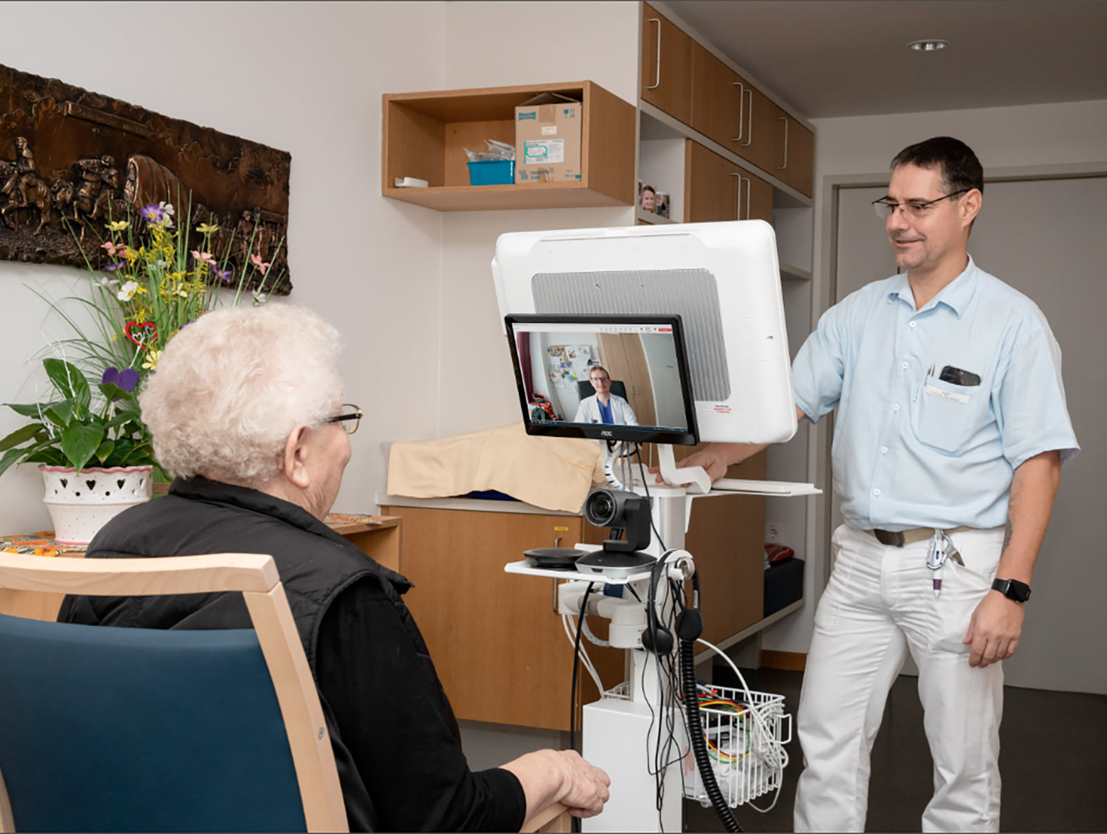 Männlicher Pfleger bei der Betreuung eines älteren Mannes | Credit: OKL Elisabethinen