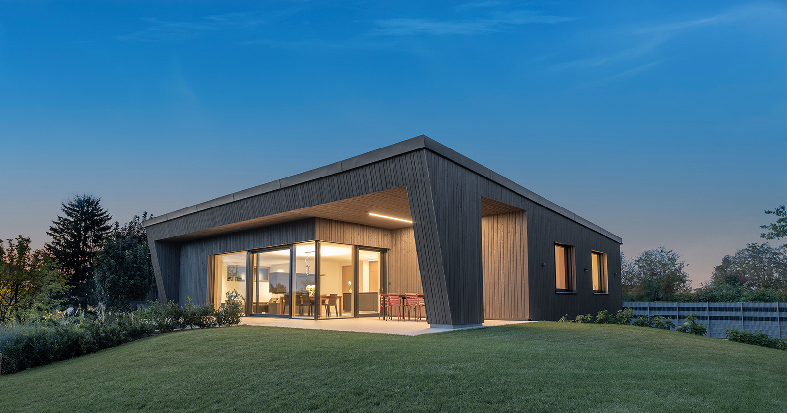 Modernes Wohnhaus in der Abenddämmerung | Credit: Miller Bauelemente
