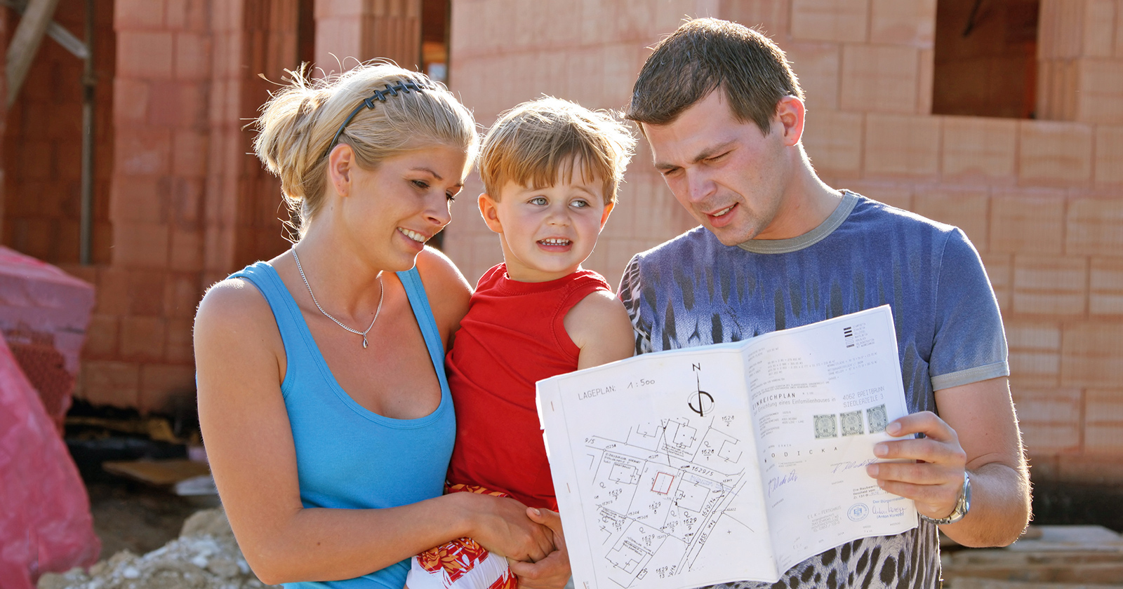 Junges Paar mit kleinem Sohn auf der Baustelle | Credit: Shutterstock.com/Lisa-S