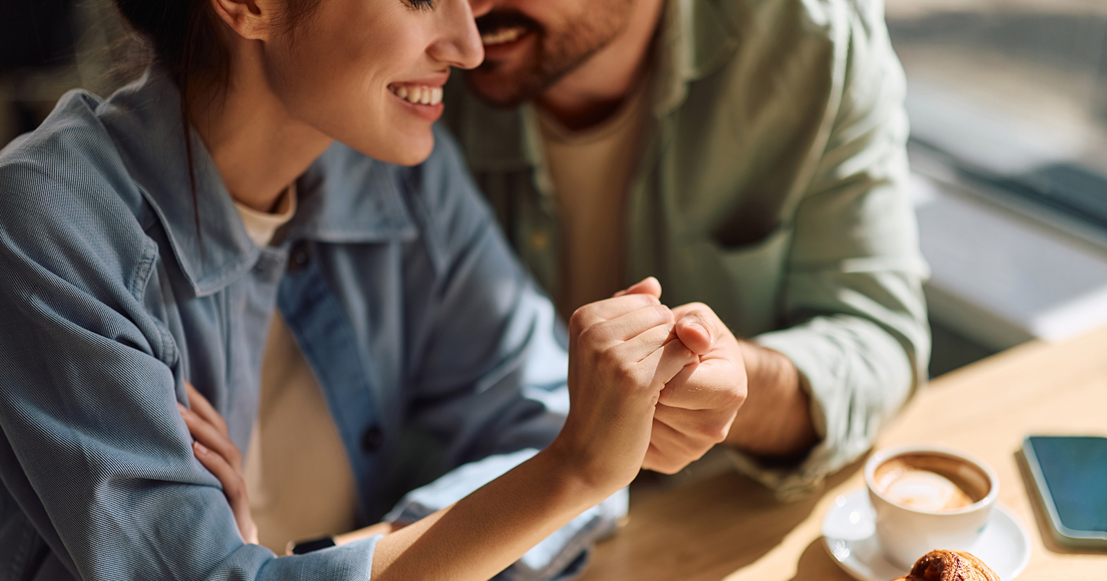 Innig verliebtes Paar | Credit: iStock/Drazen Zigic