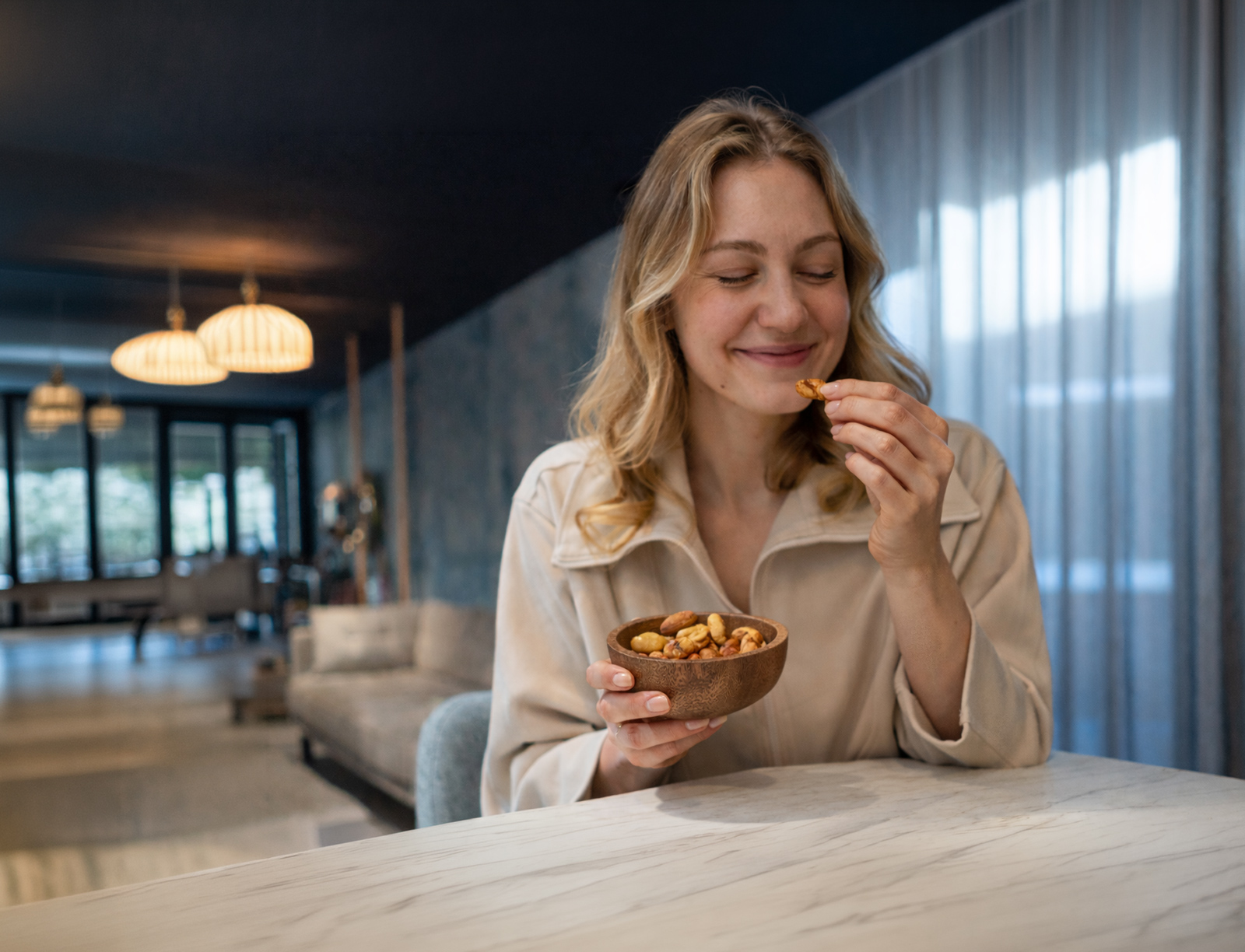 Frau beim Snacken | Credit: Purora