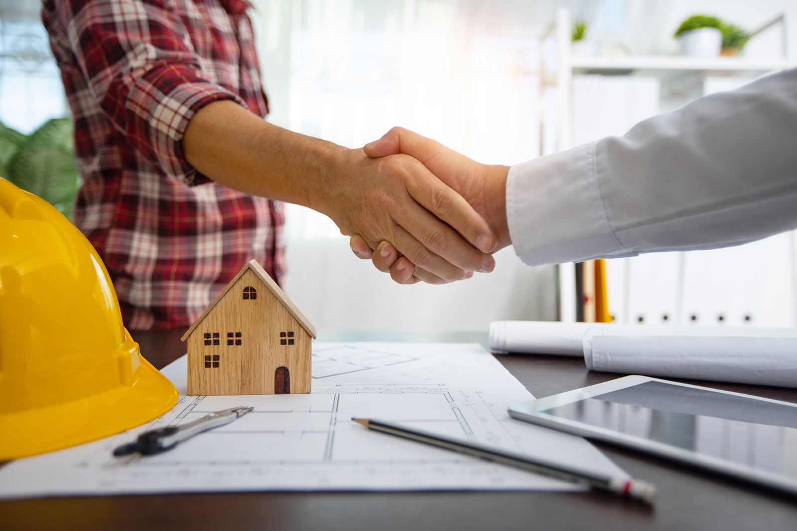 Notar und Klientin beim Handschlag | Credit: iStock.com/10255185_880