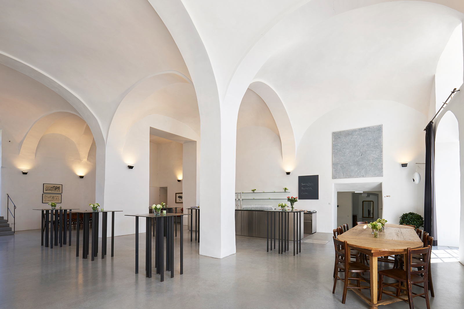 Holztische in einem historischem Gewölbesaal | Credit: Peter Burgstaller