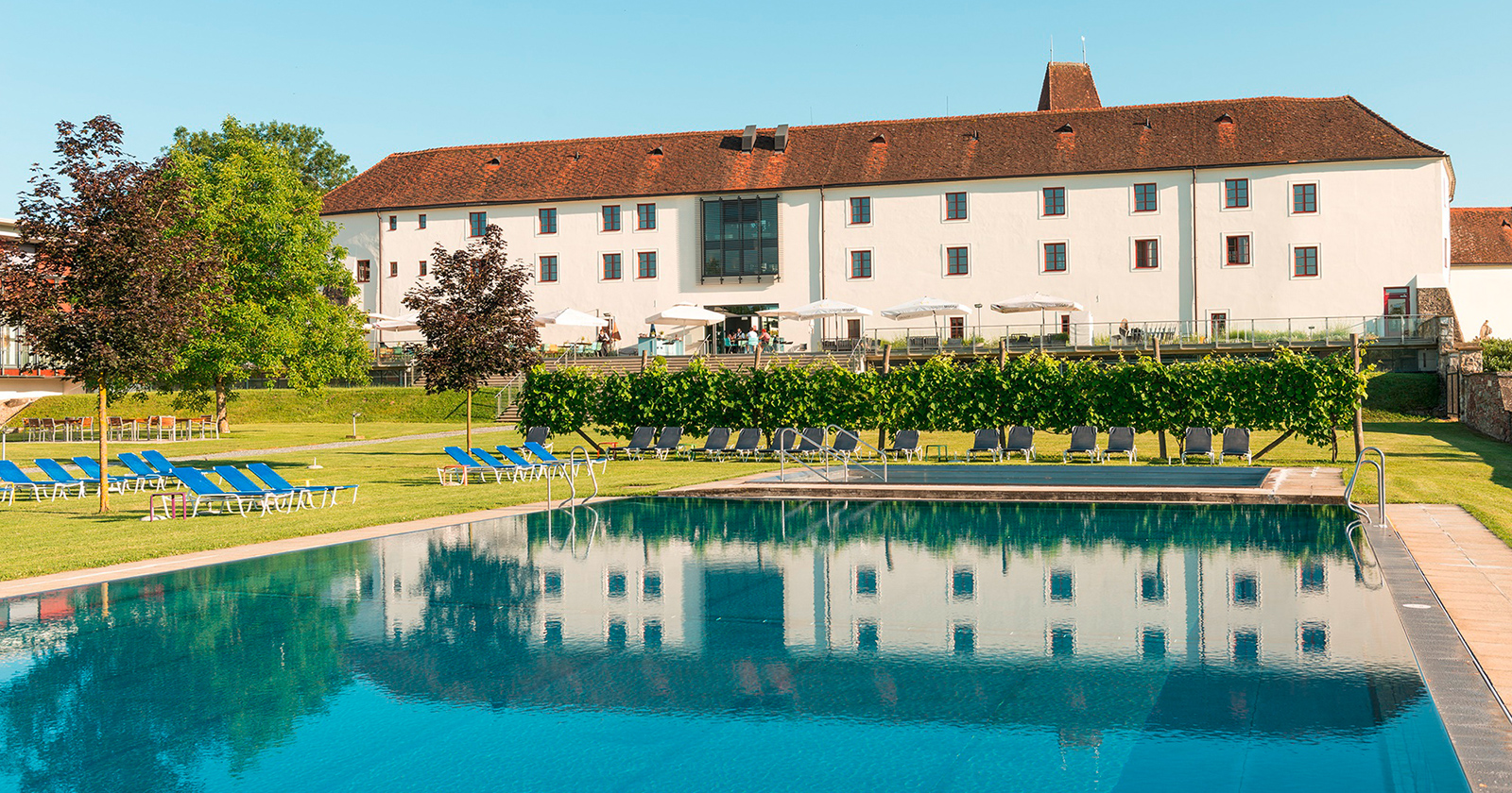 Schloss Seggau mit Pool im Vordergrund | Credit: Stefan Kristoferitsch