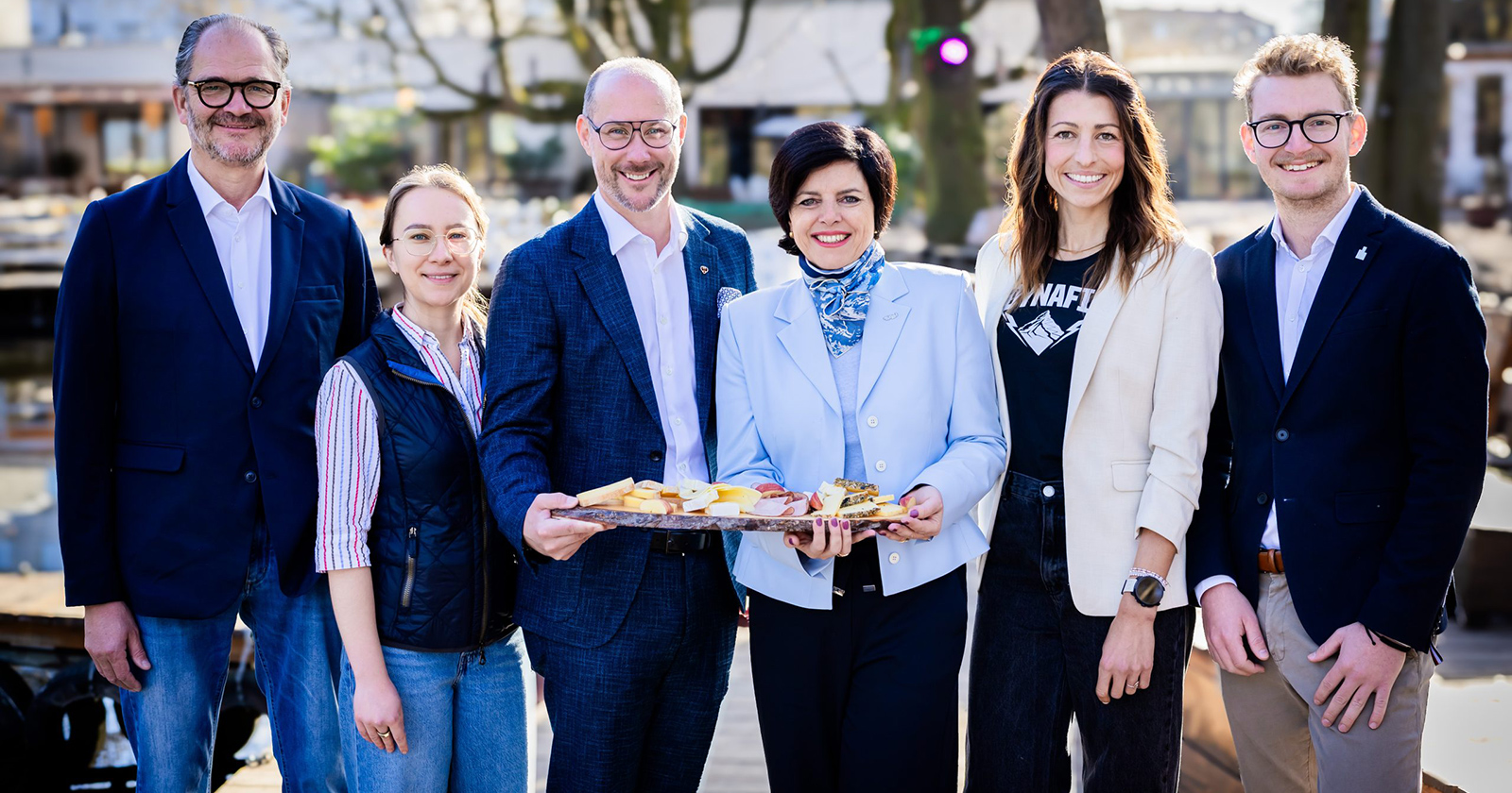 Hans Entner (Achensee Tourismus), Anna Nirkow (Kitzbühel Tourismus), Landesrat Mario Gerber, Tirol Werbung-Geschäftsführerin Karin Seiler, Ultraläuferin Rosanna Buchauer und Giovanni Frey (Tiroler Zugspitz Arena, v.l.) | Credit: Tirol Werbung/Christoph Soeder