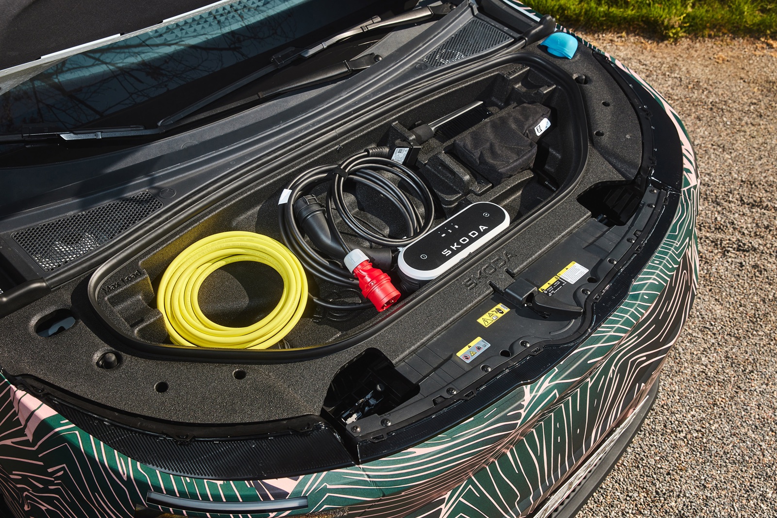 Der Frunk des Skoda Peaq mit den Ladekabeln