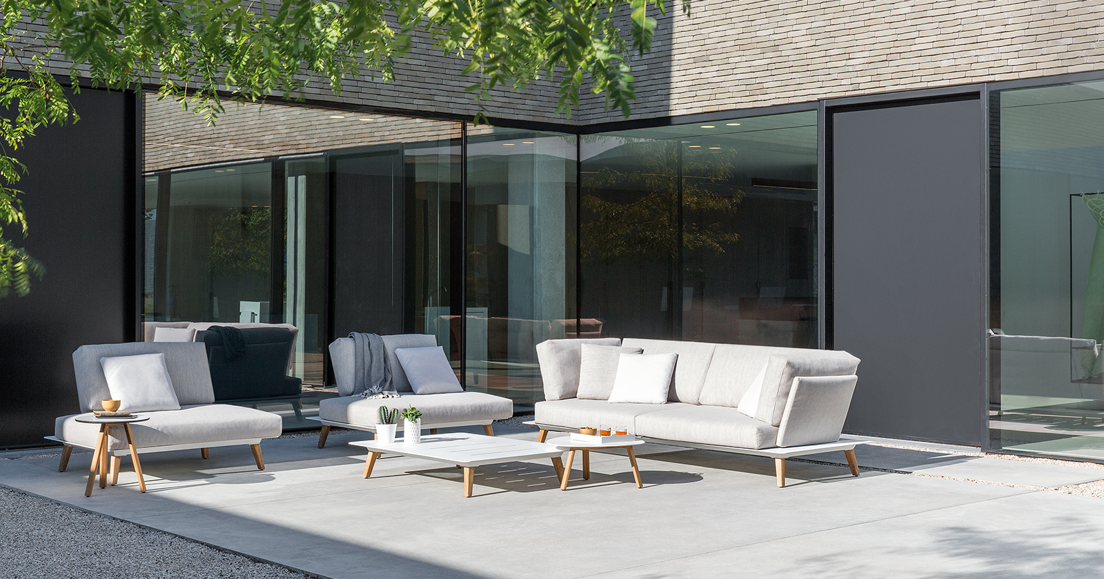 Luxuriöse Gartenmöbel auf der Terrasse | Credit: Diphano