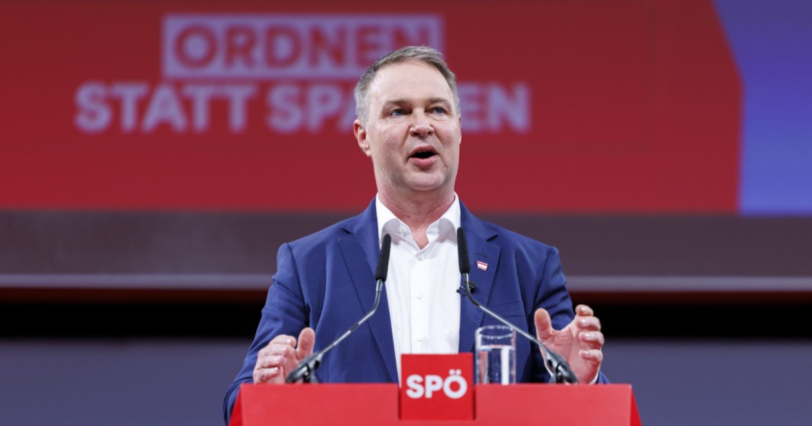 Andreas Babler bei seiner Rede am SPÖ-Parteitag 2026 in Wien vor roter SPÖ-Bühne mit dem Motto „Ordnen statt spalten“.