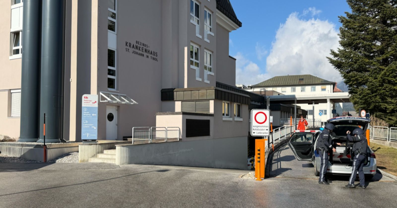 Krankenhaus St. Johann in Tirol mit Polizeieinsatz nach Bedrohung mit Waffe im Krankenhaus Tirol