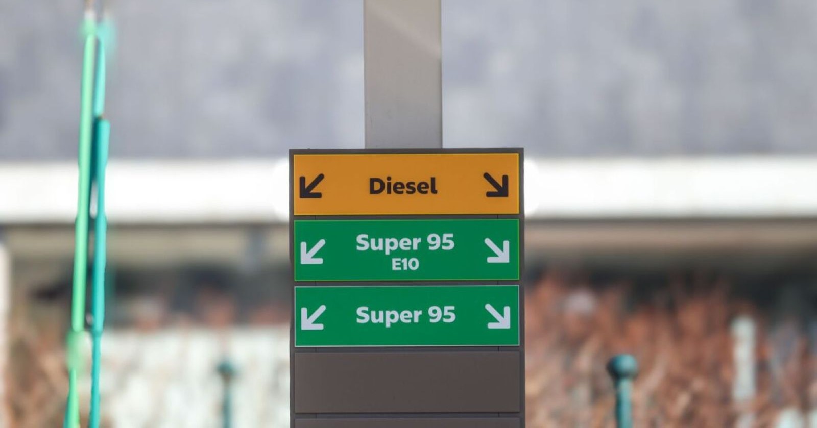 Preisschild einer Tankstelle mit den Kraftstoffsorten Diesel sowie Super 95 und Super 95 E10 vor unscharfem Hintergrund.
