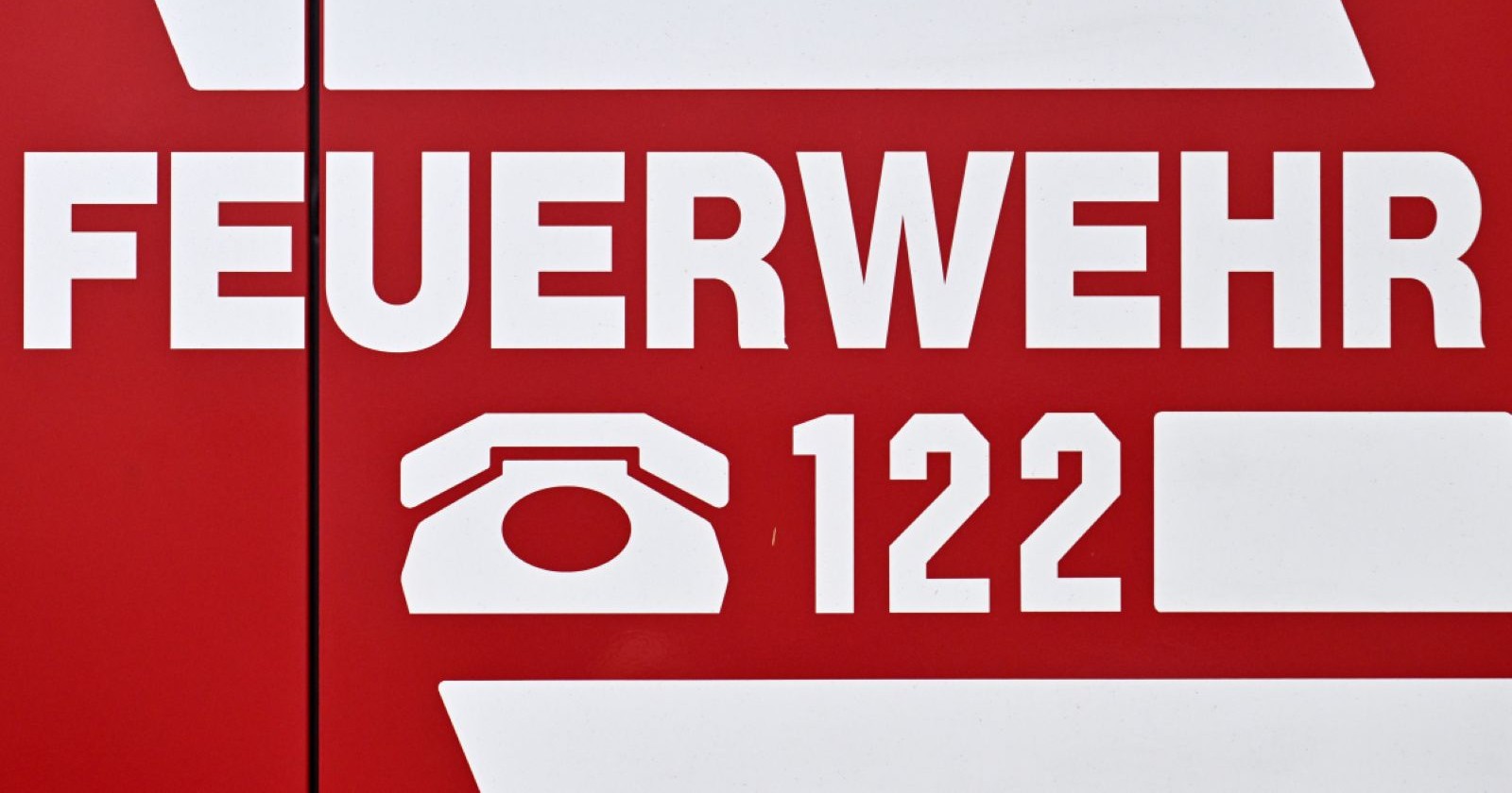Feuerwehr-Notruf 122 auf Einsatzfahrzeug – Symbolbild für Feuerwehreinsatz bei Wintereinbruch und Sturmschäden in Österreich
