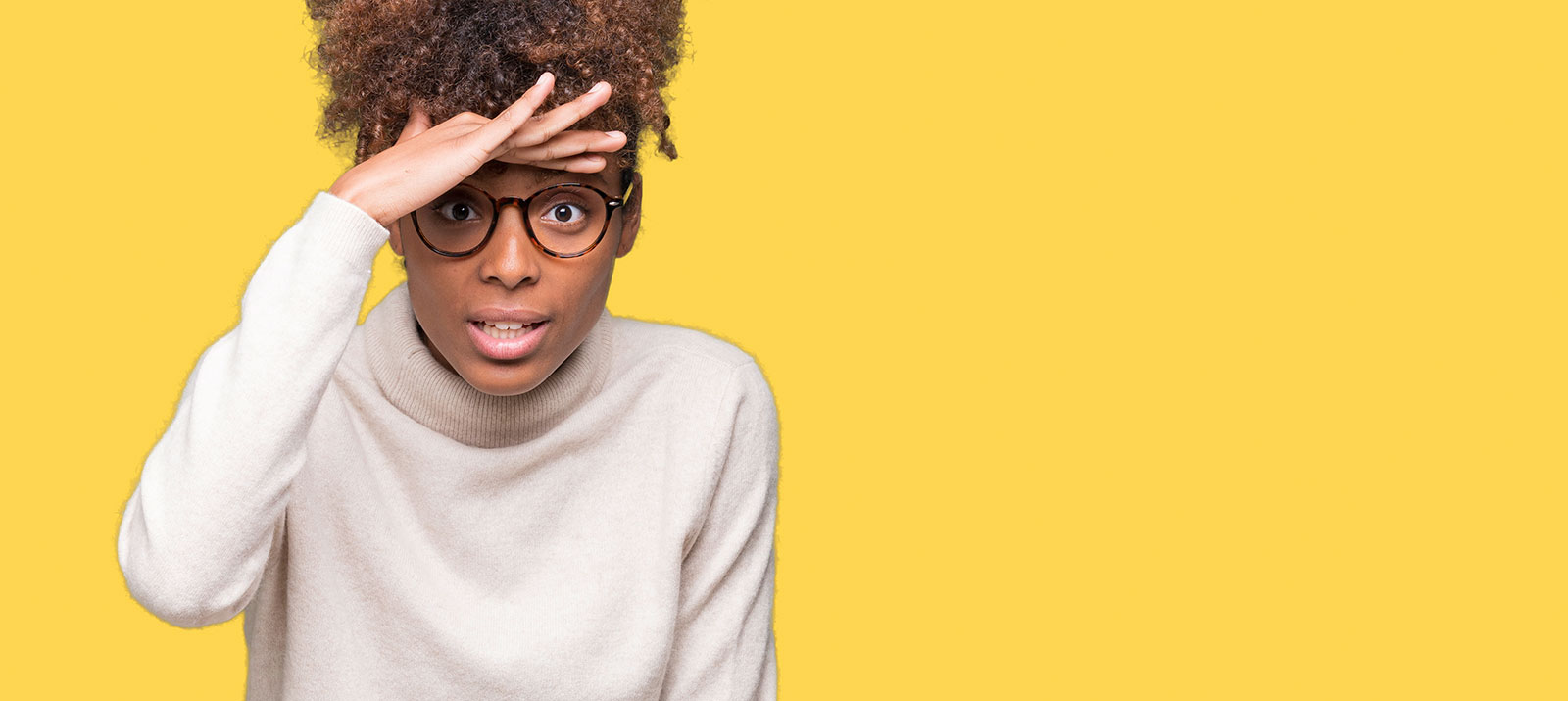 Junge Frau hält ihre Hand vor Augen | Credit: stock.adobe.com/Krakenimages.com