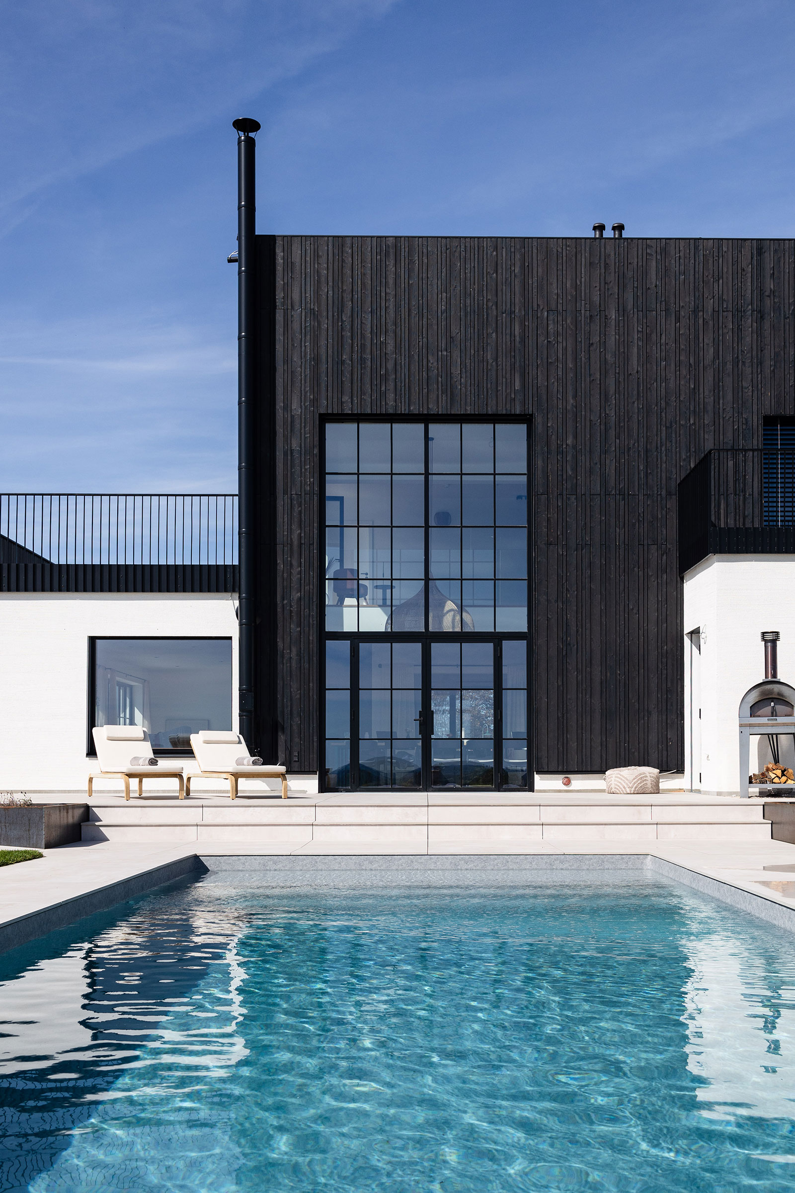 Außenbereich der Bretterbude mit Pool | Credit: Bettina Schütz