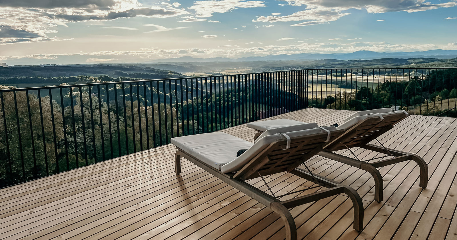 Terrasse mit Liegen und Skyline Ausblick | Credit: Bettina Schütz