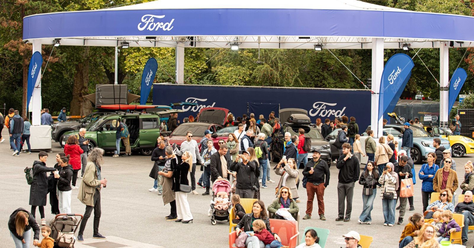 Ford-Stand bei den Wiener Elektro Tagen 2026 am Wiener Rathausplatz mit aktuellen Elektrofahrzeugen und Besuchern