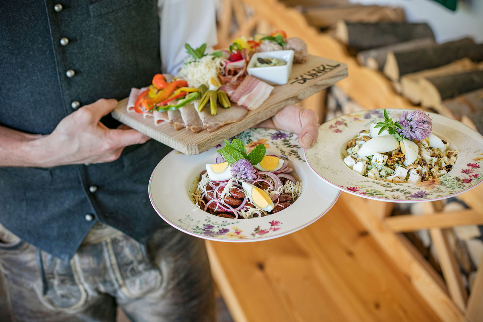 Verschiedene kulinarische Spezialitäten des Vulkanlandes | Credit: Harald Eisenberger
