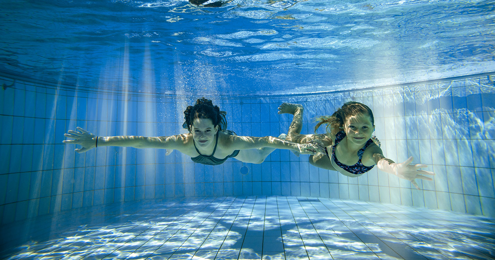 Zwei Mädchen beim tauchen in der Therme| Credit: Klaus Listl