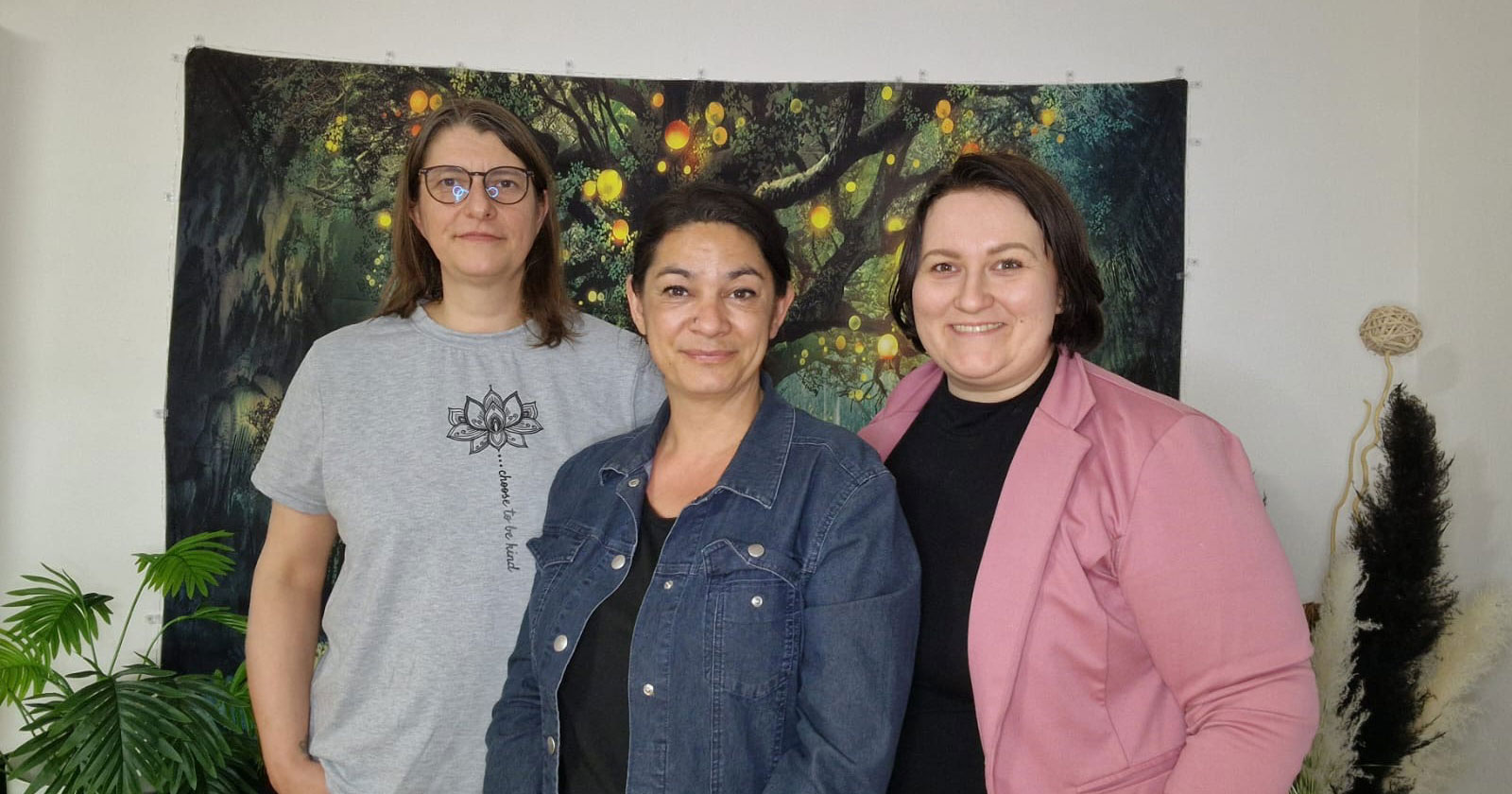 Drei lächelnde Frauen die nebeneinander stehen | Credit: Kräuterfee Verena Praxiszentrum VeSa