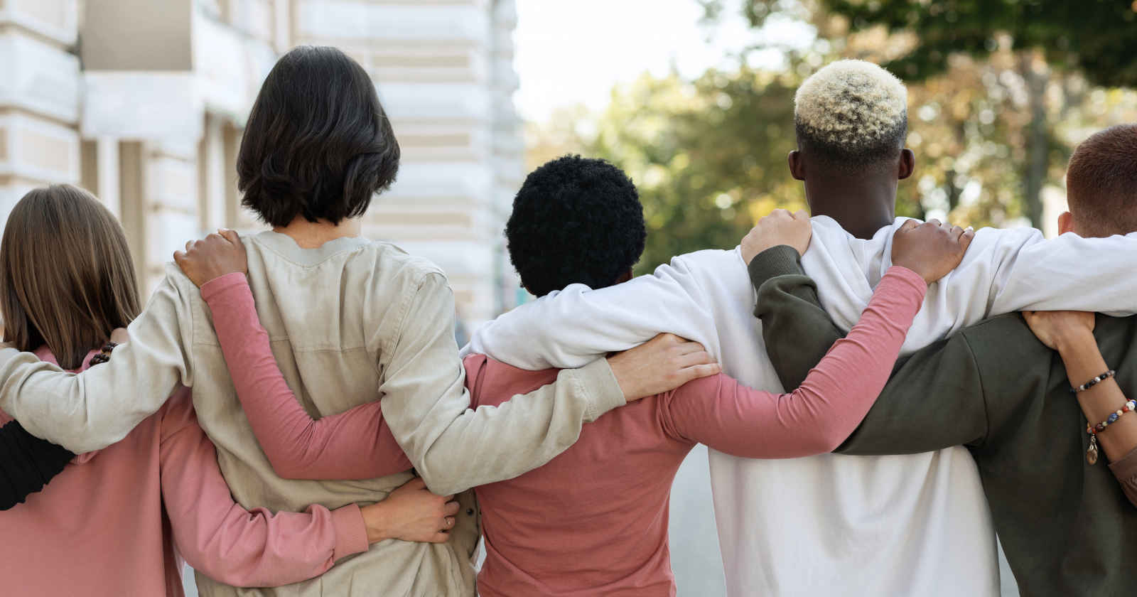Menschen halten sich an den Schultern