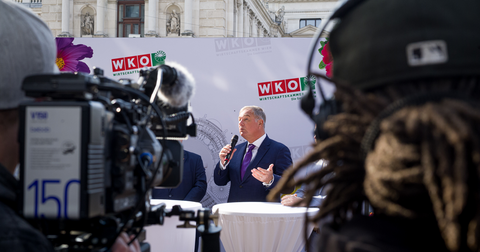 Porträt mit Mikro in der Hand