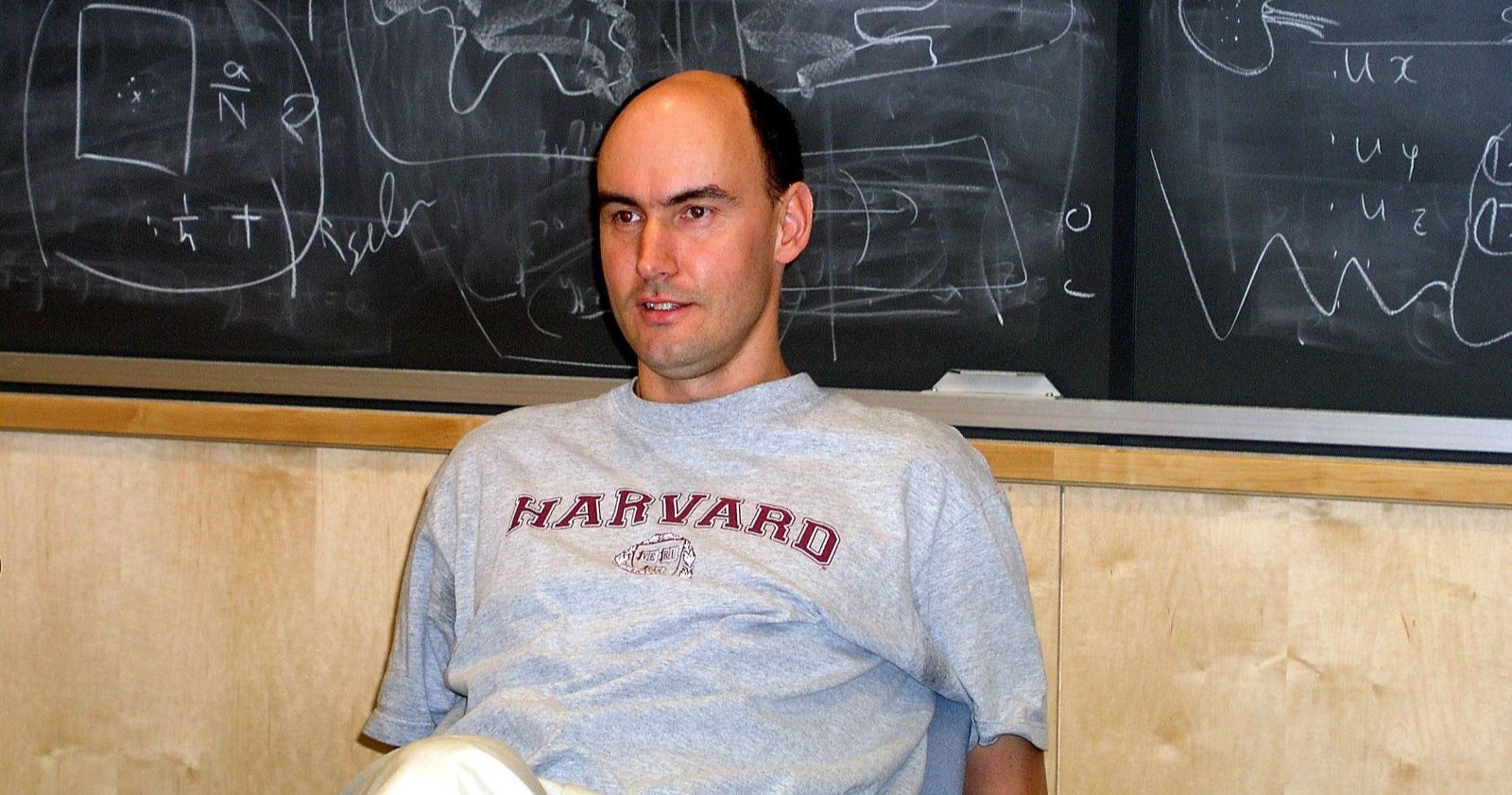 Martin Nowak, österreichischer Harvard-Mathematiker, vor einer Tafel mit mathematischen Formeln im Zusammenhang mit seinem Rücktritt aus der ÖAW nach Epstein-Verbindungen