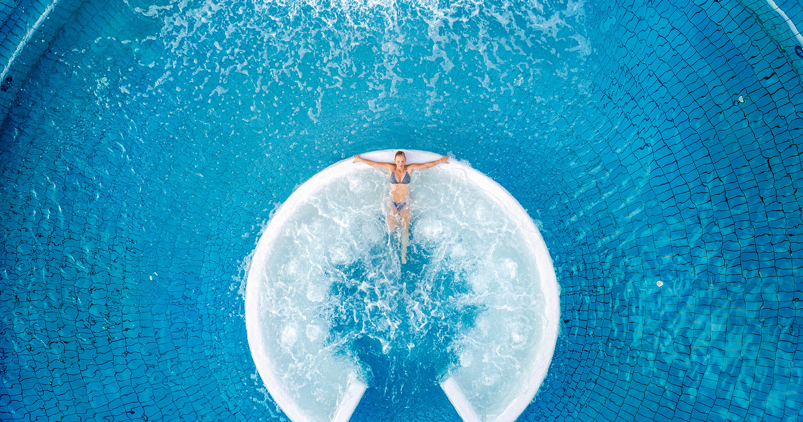 Frau die in der Therme entspannt | Credit: Michael Königshofer