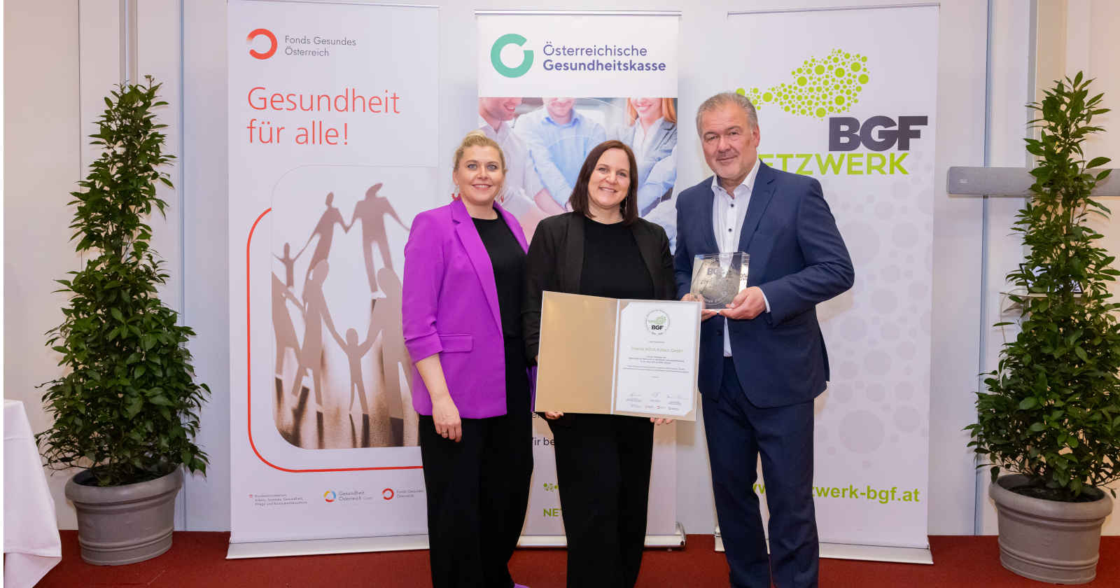 Drei Menschen lächeln