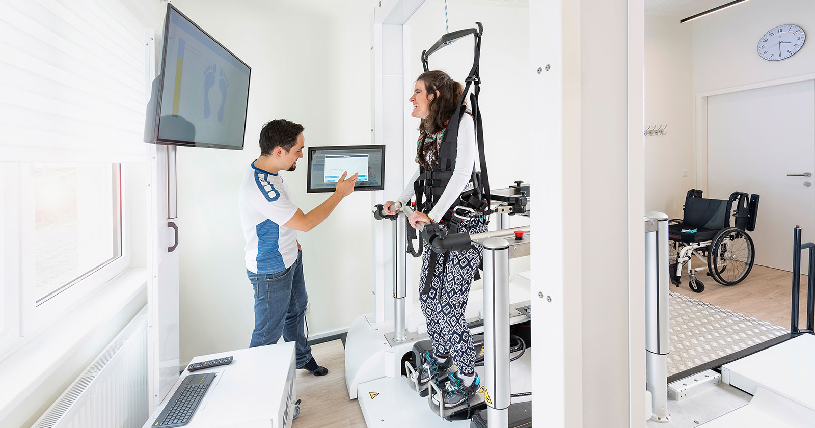 Eine Patientin mit bei der Gangtherapie | Credit: Peter Echt