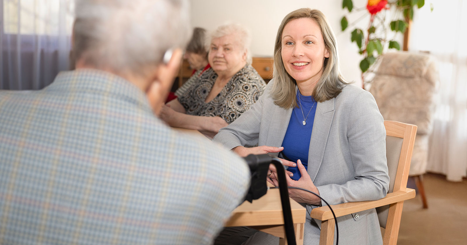 Die Vizebürgermeisterin der Stadt Linz im Gespräch mit einem älterem Mann | Credit: Stadt Linz/Andreas Brugger