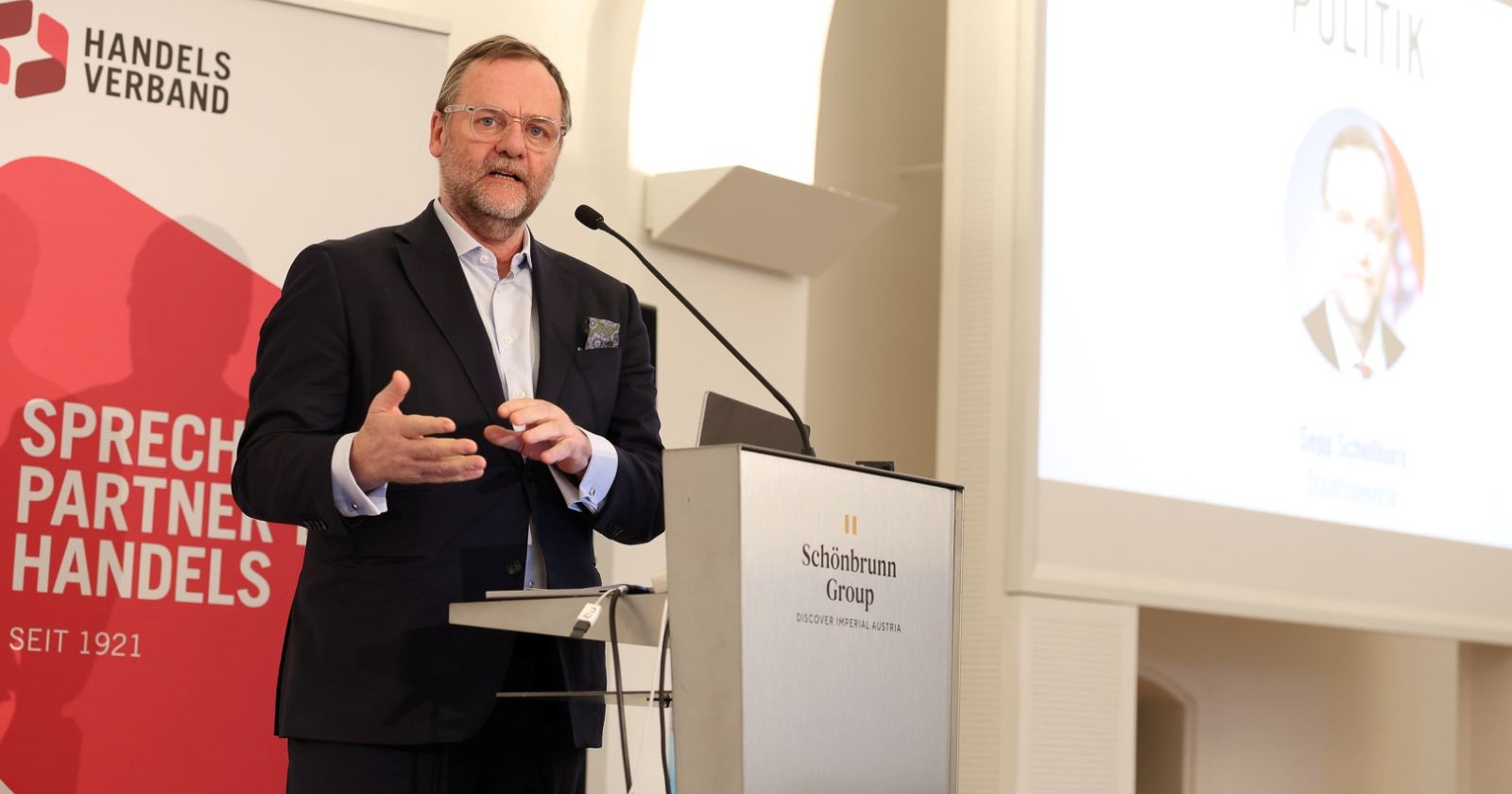 Porträt am Rednerpult