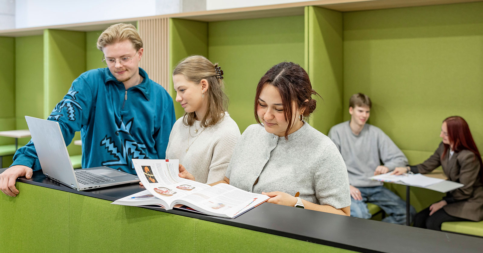 Pflegepersonal bei der Durchsicht von Unterlagen | Credit: Markus Rambossek